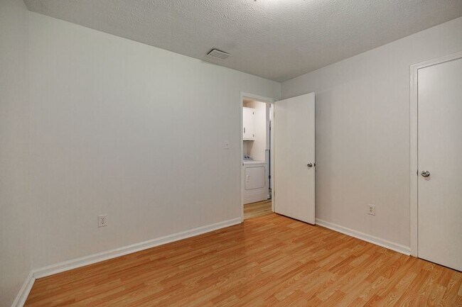 Building Photo - 1182 Whit Davis Rd