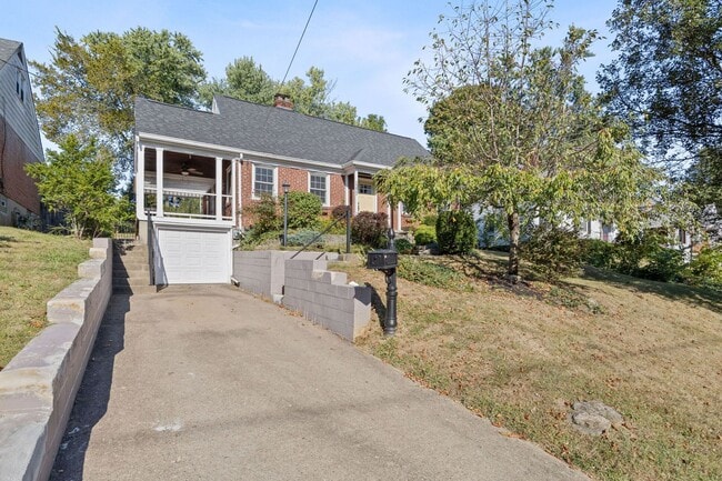 Building Photo - ANDERSON- Charming 4 bedroom 2 bath with fenced backyard