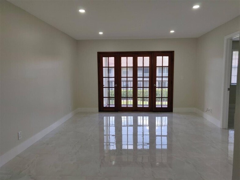 Building Photo - 8830 Royal Palm Blvd