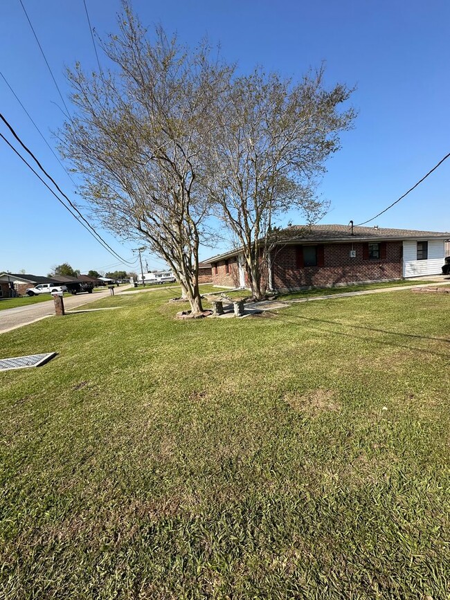 Building Photo - Newly renovated 3 bedroom 2 bath in East Houma