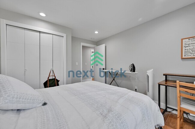 Building Photo - "Spacious 4-Bedroom Retreat with 3 Baths in the Heart of Kirkland – 2,480 Sq. Ft. of Pure Comfort!"