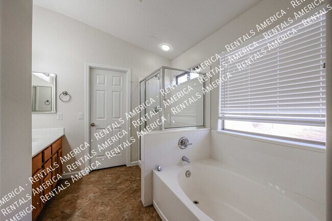 Building Photo - MOVE IN READY 4 BR IN WINDMILL RANCH