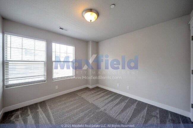 Building Photo - Small Pet Friendly - 3BD 2BTH 2GAR - Center Street/700 W Near TopGolf