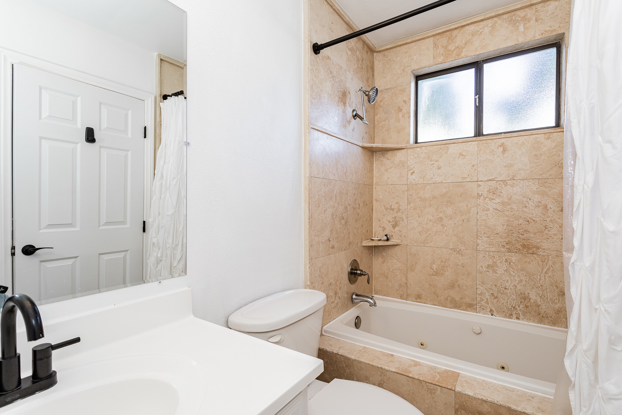 Master Bath Tub - 3112 La Mesa Dr