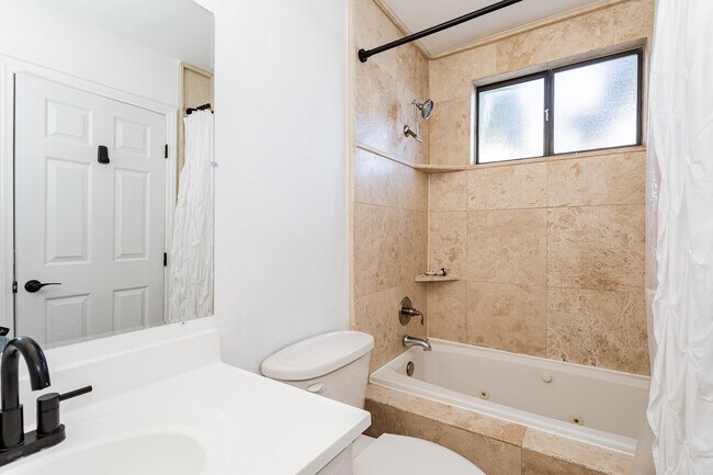 Master Bath Tub - 3112 La Mesa Dr