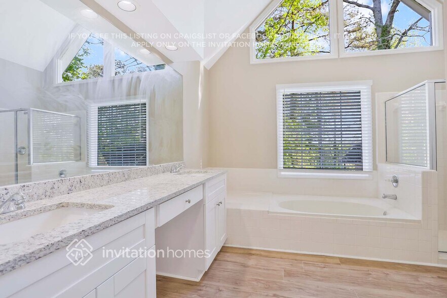 Building Photo - 612 Lone Oak Ct