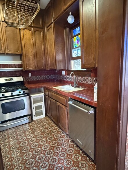 Building Photo - 633 20th St