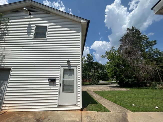 Building Photo - 213 E Buford St