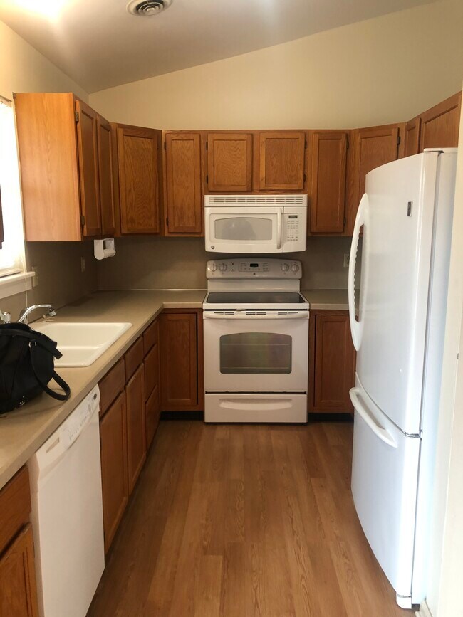 Kitchen - 141 Easterly Dr