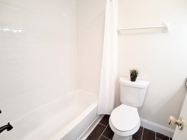 Building Photo - FOR RENT! Gorgeous First Floor Remodeled 2...