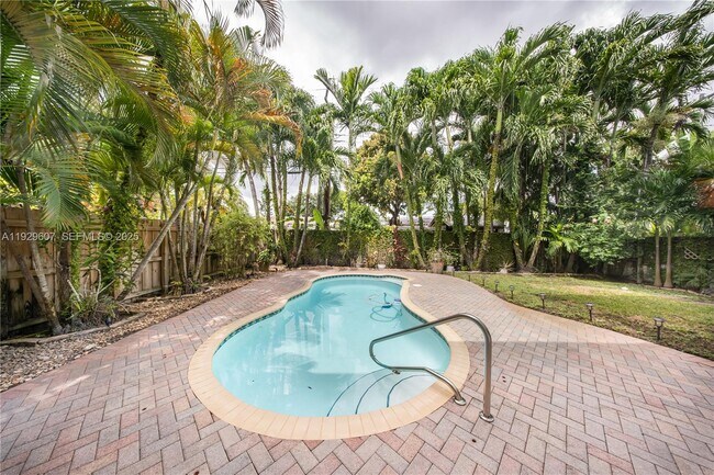 Building Photo - 3922 SW 60th Ave