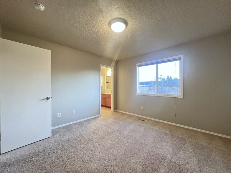 Building Photo - 4160 E Carnation Ct