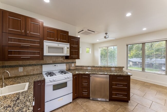 Building Photo - Gorgeous 4 bedroom, 5 bathroom House in Bouldin Creek!