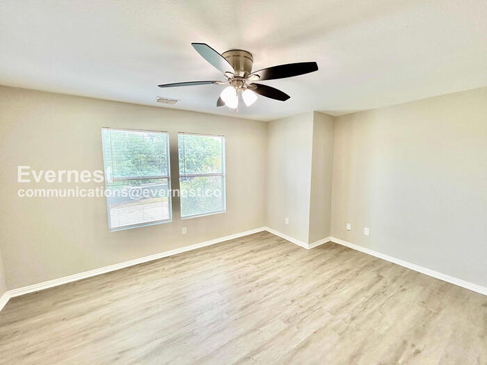 Building Photo - 130 Creek Cove Dr