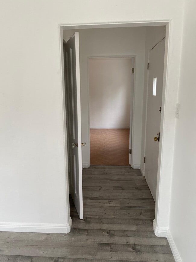 Front entrance to bedroom - 4506 Ellenwood Dr