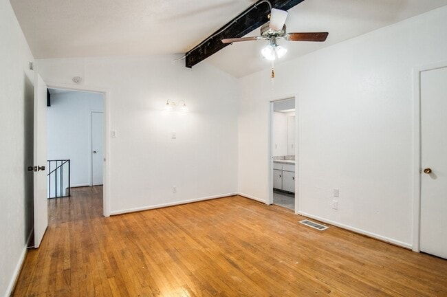 Building Photo - 9023 Pinewood Dr