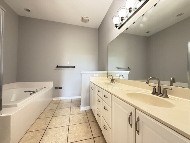 Building Photo - Triple Crown 2 bed 2 1/2 bath