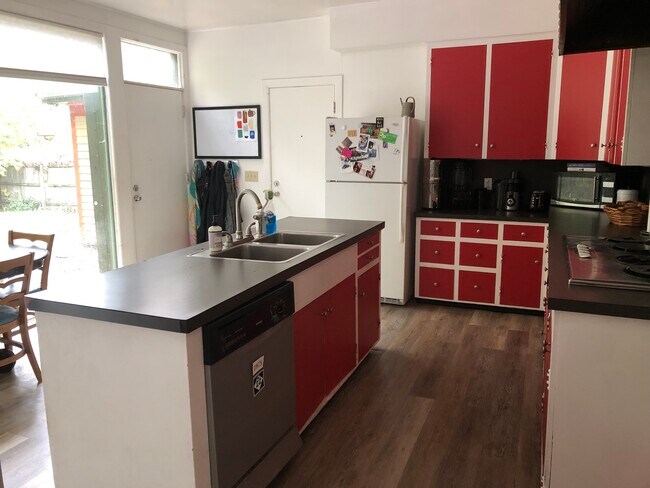 Building Photo - 130 College Ave NE