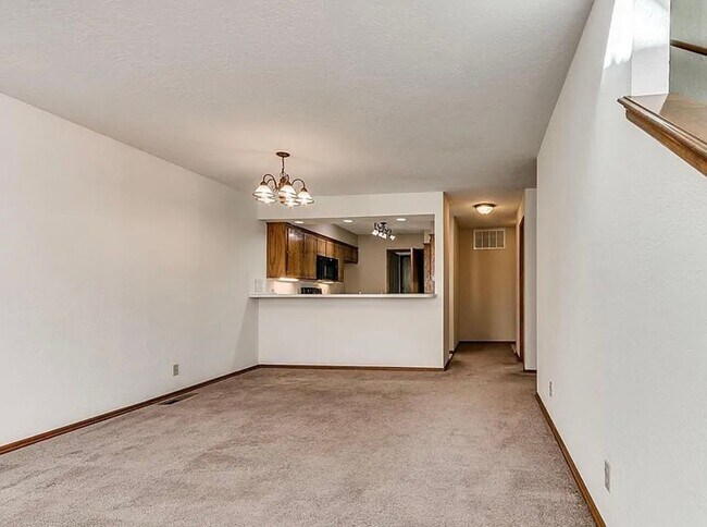 Building Photo - Beautiful 3bed/3bath Townhome Available in Westside Norman!!
