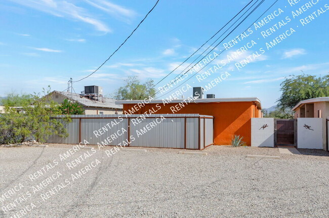 Building Photo - 1226 N Bryant Ave