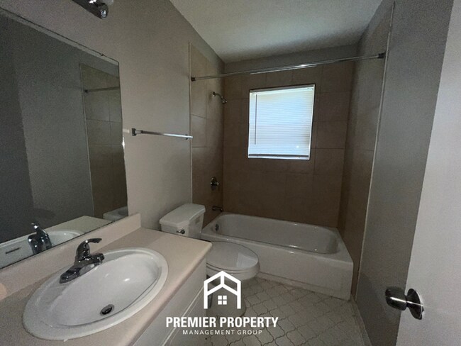 Building Photo - 5999 Pebblehill Dr