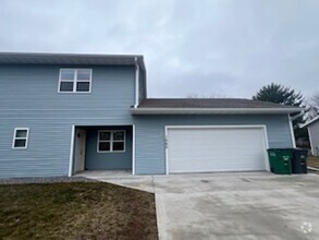Building Photo - 3 Bedroom Duplex