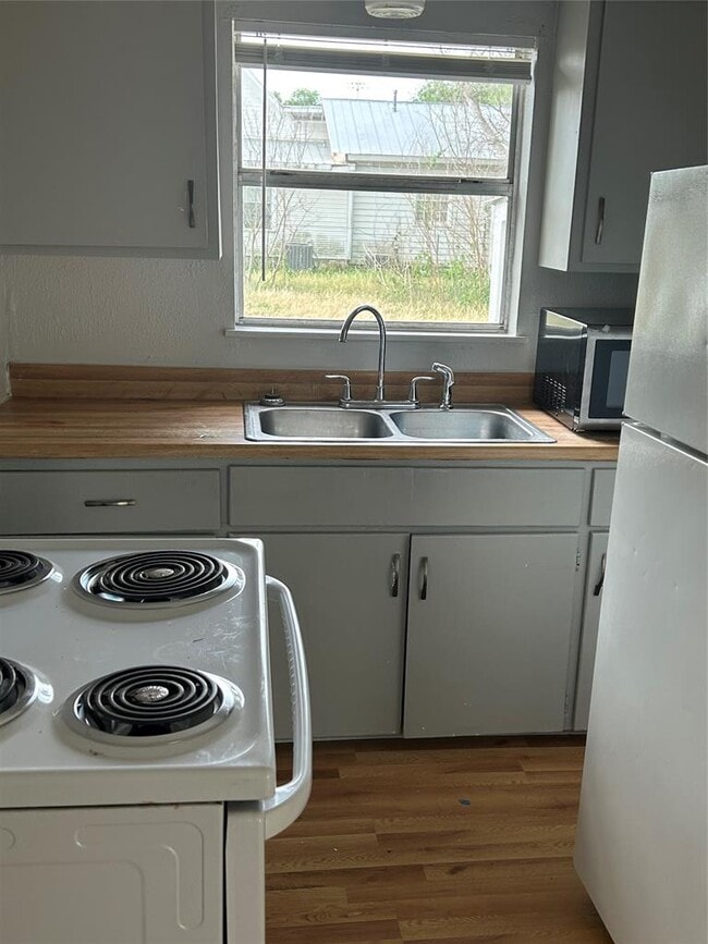 Building Photo - 1107 Pine St