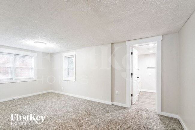 Building Photo - 648 Sycamore St