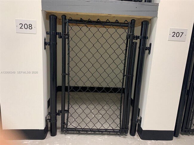 Building Photo - 4100 Davie Rd