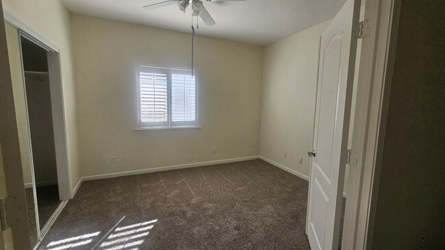 Building Photo - GORGEOUS CLOVIS UNIFIED 4 BEDROOM HOME!