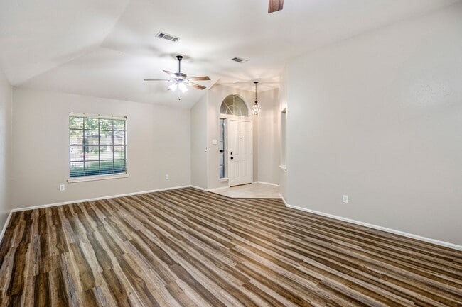 Building Photo - Bright and Beautiful Open-Concept Home!