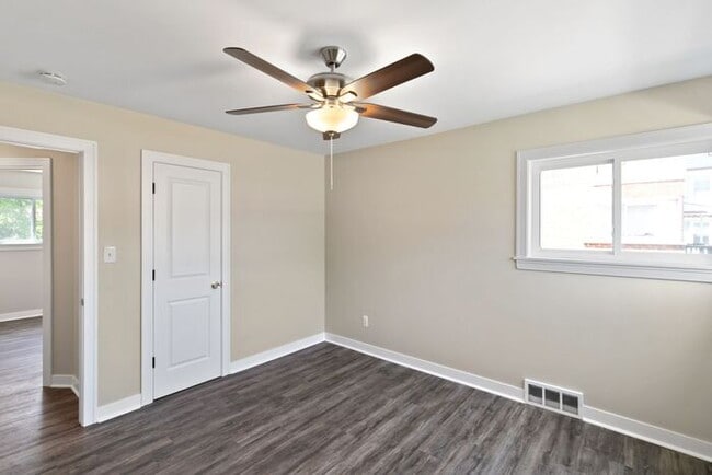 Building Photo - HUGE Updated Apartment with hardwood floors