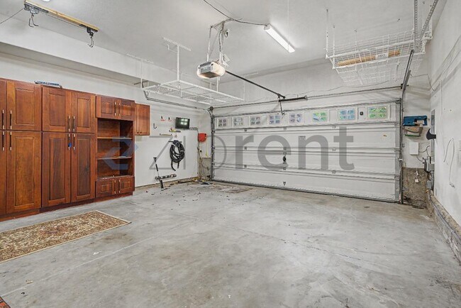 Building Photo - 132 NE 63rd Ave