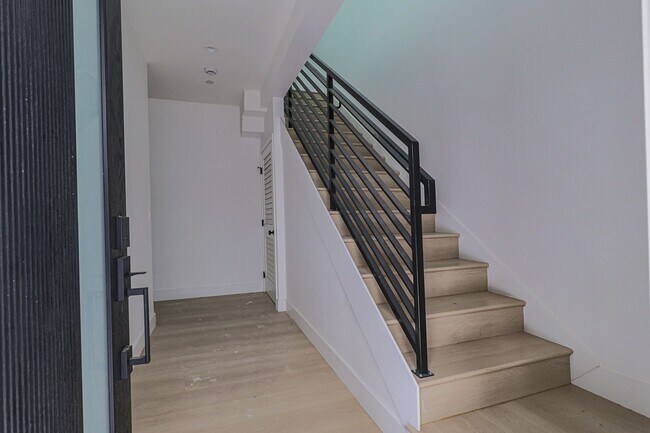 Building Photo - Live Large in NoHo: 5 Bed, 4 Bath + Roofto...