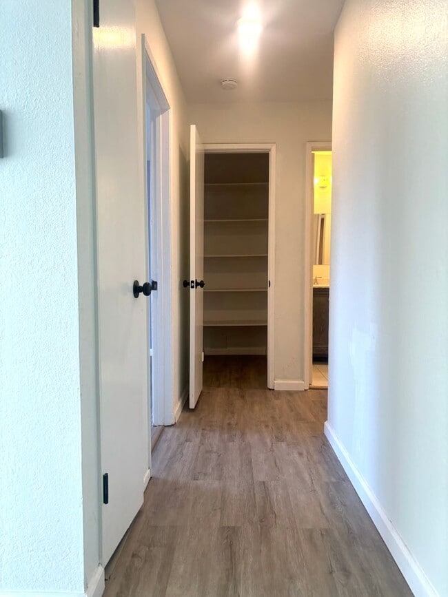 Building Photo - Redwood City Apartments Unit 5
