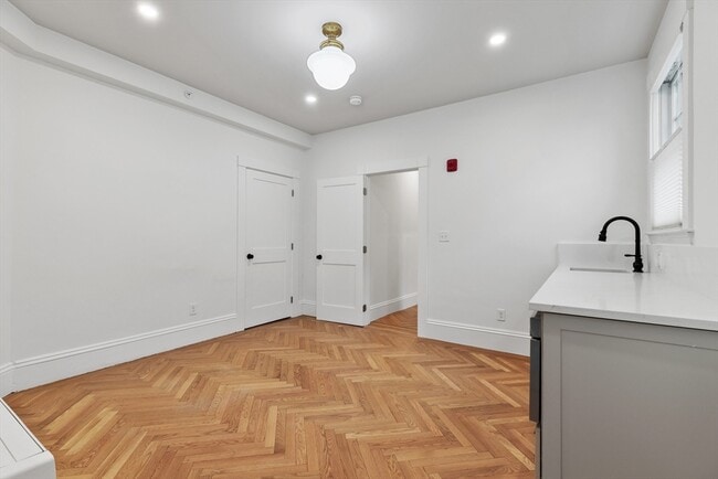 Building Photo - 32 Beacon St