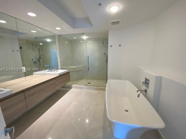 Building Photo - 17301 Biscayne Blvd