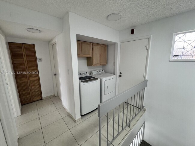 Building Photo - 10651 SW 108th Ave