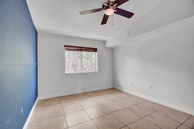 Building Photo - 6235 SW 47th Manor