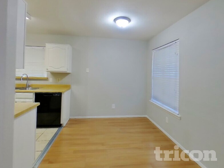 Building Photo - 810 Dogwood Dr