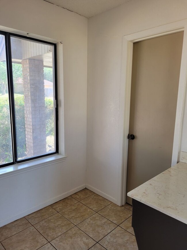 Building Photo - Spacious 3 Bedroom Available NOW!