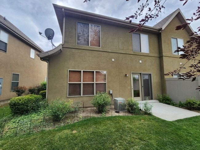 Building Photo - ELF PRICED! 3 bd. 2.5 bath Luxury Townhome!