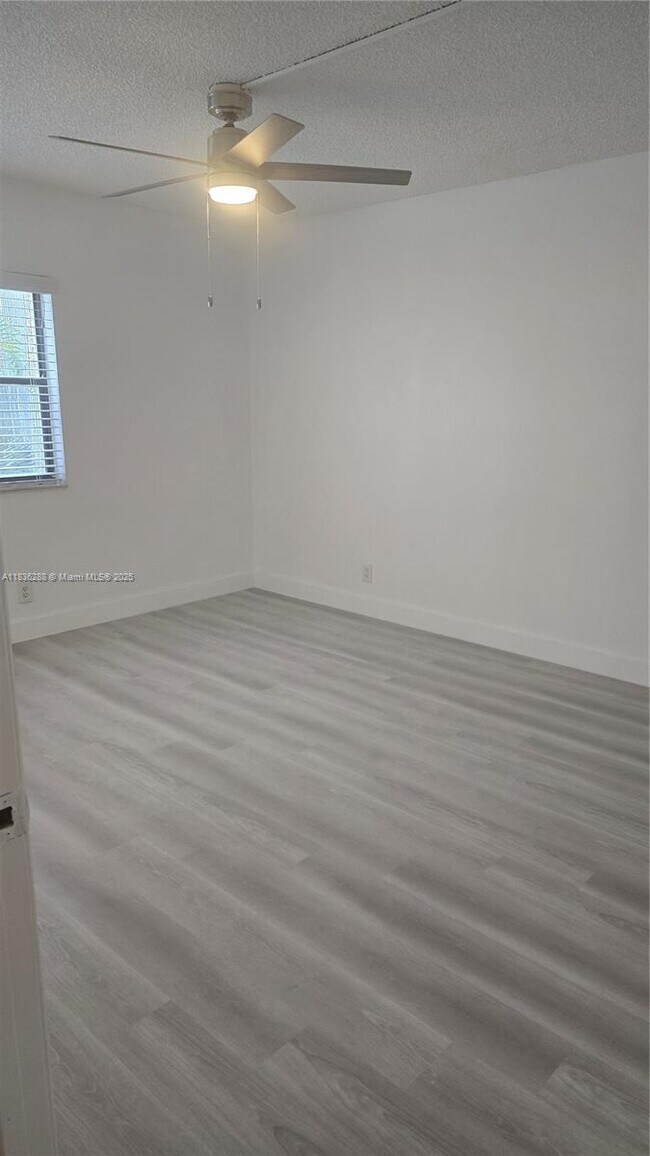 Building Photo - 200 Lakeview Dr