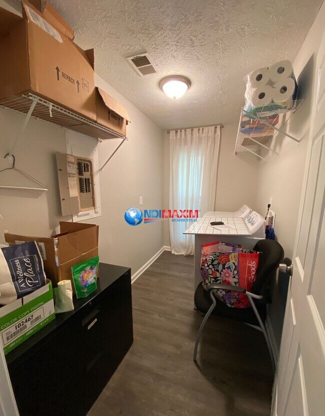 Building Photo - Renovated wheelchair accessible ranch in P...