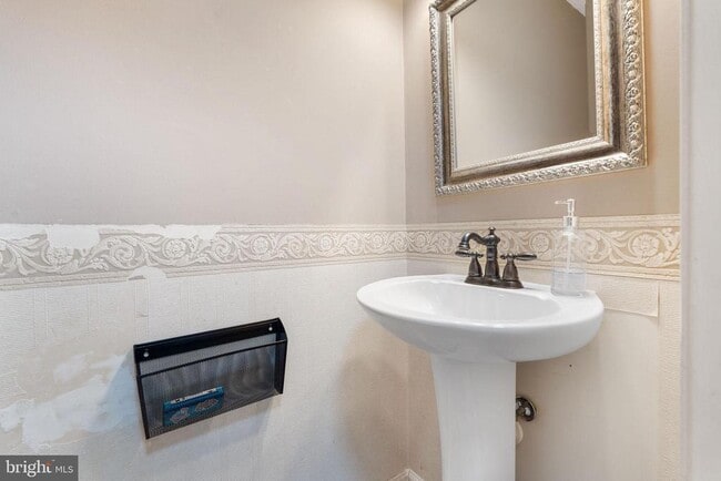 Building Photo - 520 Kingdom Ct