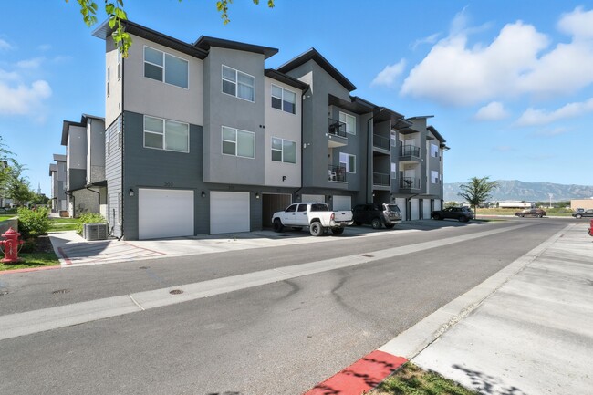 Building Photo - 470 W 15 S