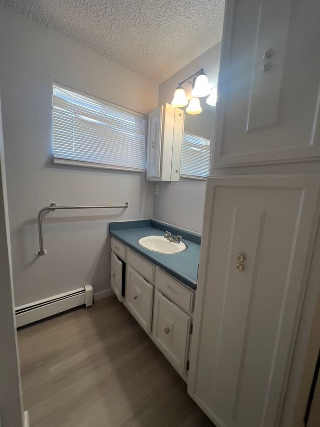 Building Photo - 4 bedroom 1 Bath w/ fenced yard