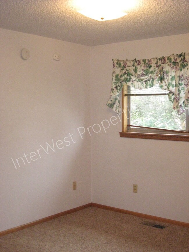 Building Photo - 3 Bed 2 Bath Beaverton Home with big backyard, storage shed, A/C and fireplace!!