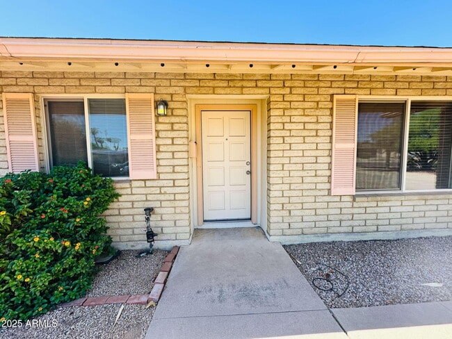 Building Photo - 3839 E Sunnyside Dr