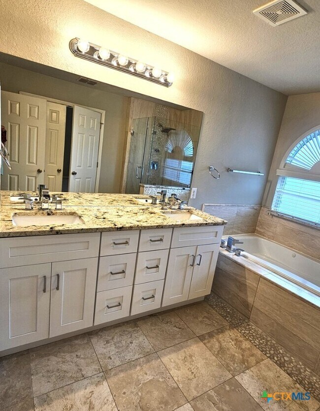 Building Photo - 400 Apache Ledge